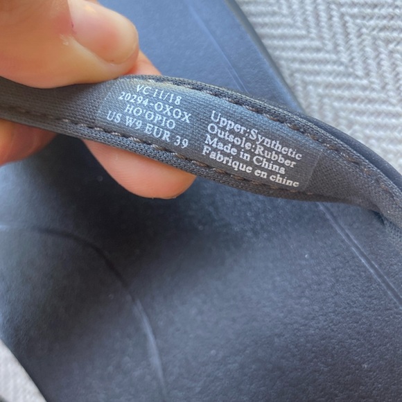 NWT! Olukai Ho’opio Flip Flops. Black. 7. - Picture 4 of 5